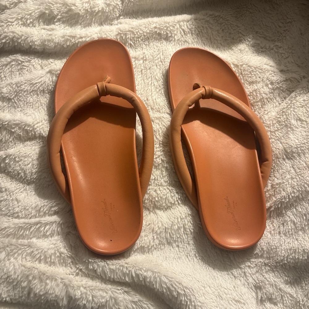 Universal Thread Women's Salmon colored Flip flops